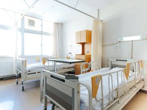 明るい居室のベッド  