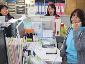 事務作業中の受付  