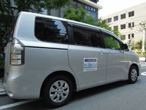 送迎車が停車する外観  