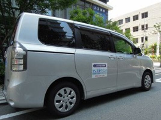 送迎車が停車する外観  