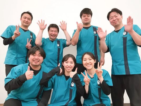 笑顔のスタッフ集合  