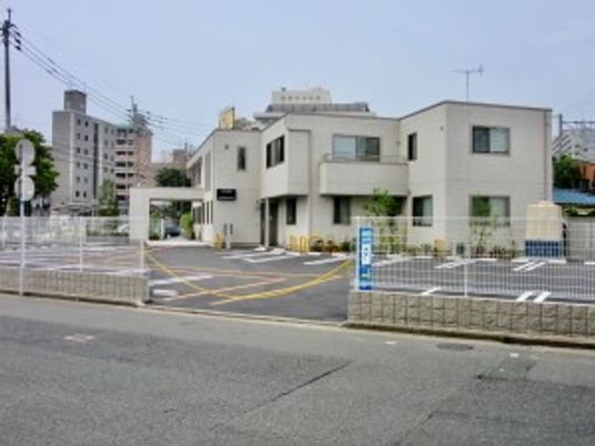 施設の外観と駐車場  