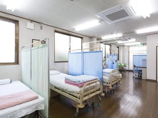 ベッドが並ぶ療養室  