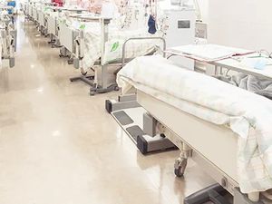ベッドが並ぶ居室  