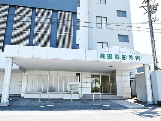 病院の正面玄関  
