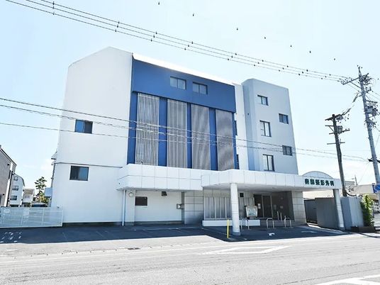 白い外観の建物  