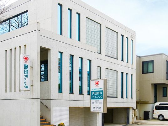 白い建物の外観  