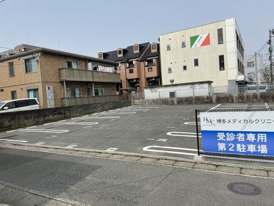 建物前の駐車場  