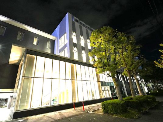夜間の施設外観