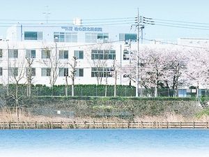 川沿いに建つ施設外観  