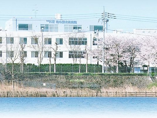川沿いの外観  