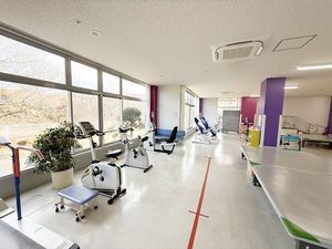 明るい機能訓練室  