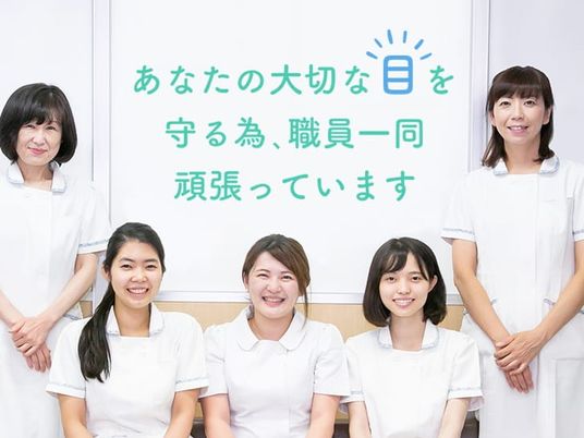 スタッフが並ぶ掲示物  