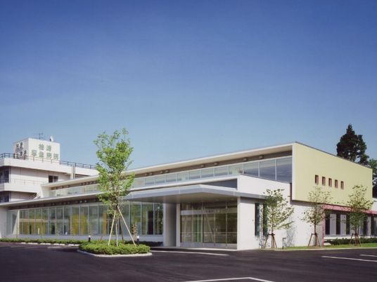 明るい建物外観  