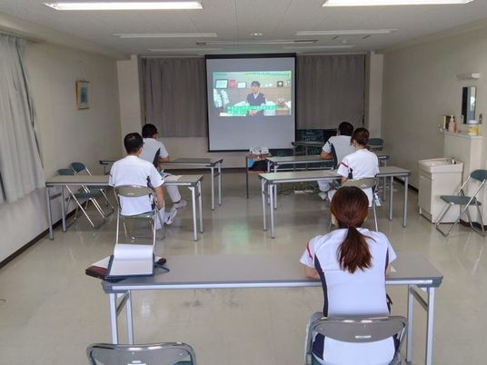機能訓練室で着席する人々  