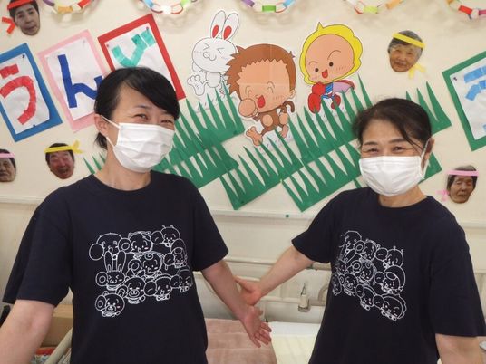 職員二人の掲示前  