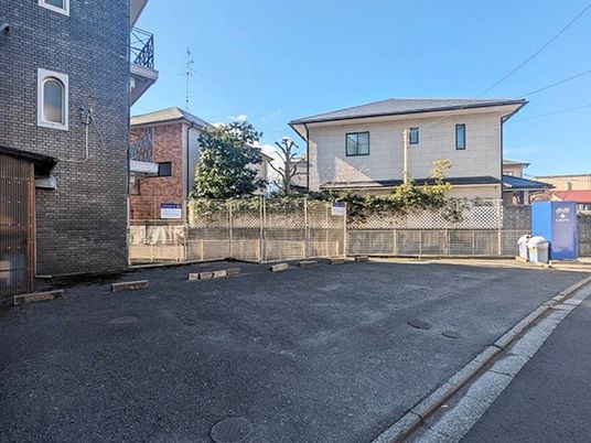 建物前の駐車場  