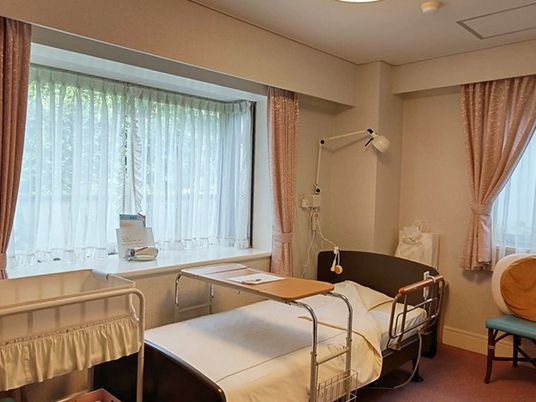 明るい居室のベッド  