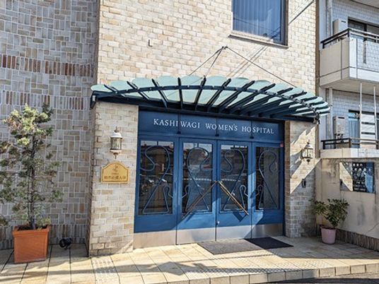 病院の正面玄関  
