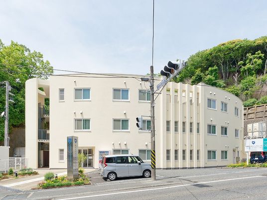 緑に囲まれた外観  