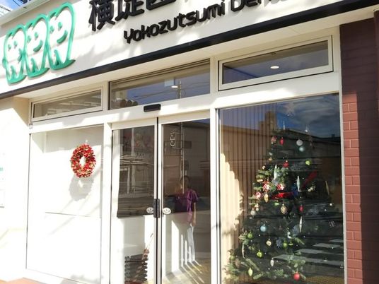飾り付けた入口前  