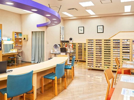 理美容室の明るい店内  