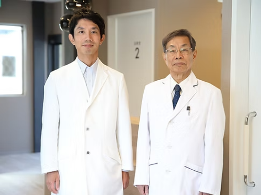 白衣のスタッフが並ぶ廊下  