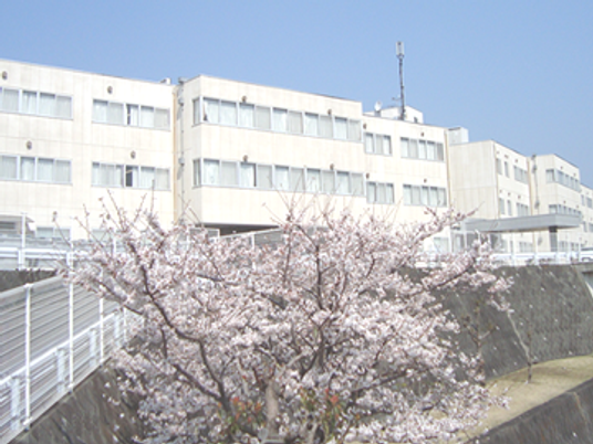 桜の見える外観  