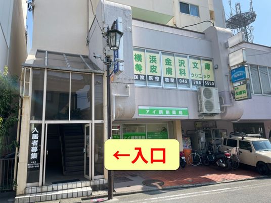 建物外観と入口  