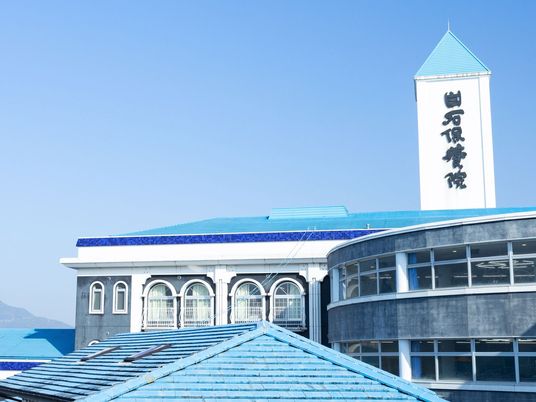 青い屋根の施設外観  