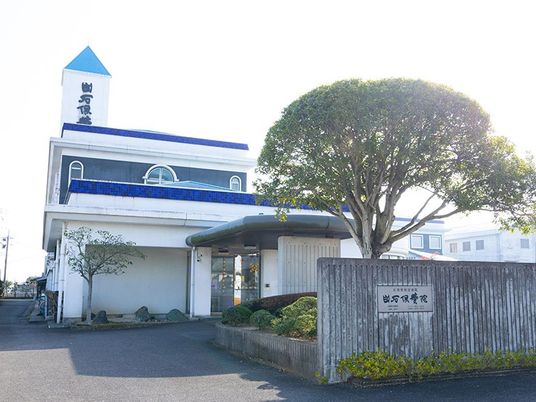 明るい外観の施設入口  