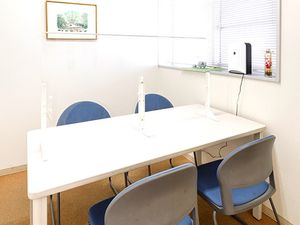 面談用テーブルのある部屋  