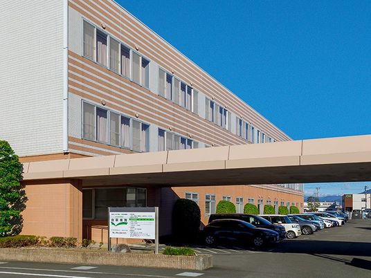外観と駐車場の建物  