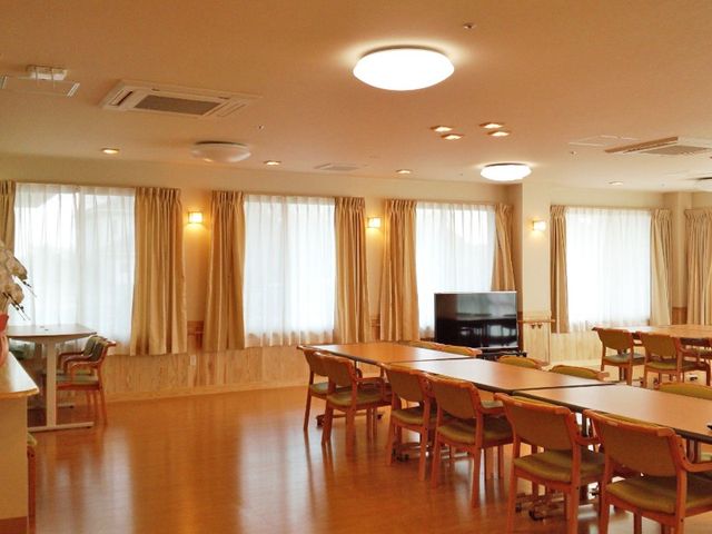 明るいダイニングルーム ダイニングルーム 広々とした明るい空間で、自然光がたっぷり差し込んでいます。落ち着いた雰囲気の中で快適に過ごせます。
