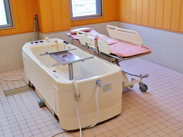機械浴槽の室内 浴室 広々とした浴室には、リフト付きの浴槽があり、介助が必要な方も安心して利用できます。