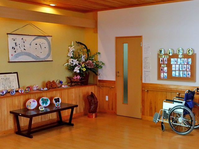 温かみある室内空間 内観 温かみのある装飾が施された空間です。車椅子が置かれており、使いやすさが感じられます。