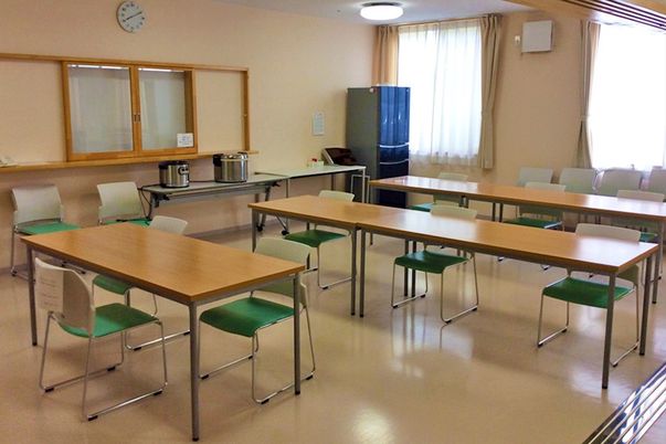 明るい食事スペース