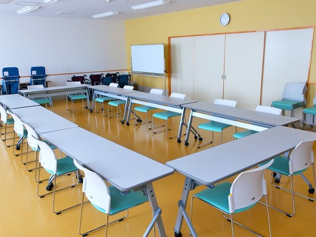 明るい多目的室 多目的室 自然光が差し込む広々とした空間で、様々な活動がしやすい配置になっています。