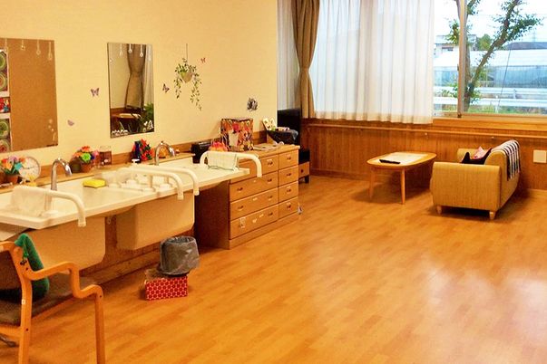 明るい居室の風景