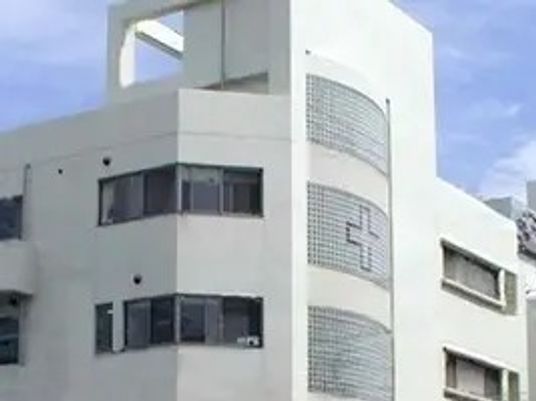 白い建物外観  