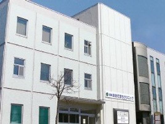 白い建物の外観  