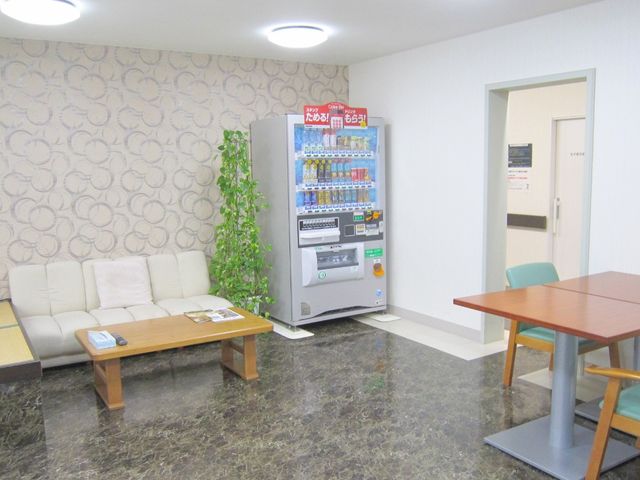 休憩できる談話室 ラウンジ   ソファとテーブルが置かれた落ち着いた空間です。自動販売機もあり、休憩やお茶の時間に使いやすそうです。
