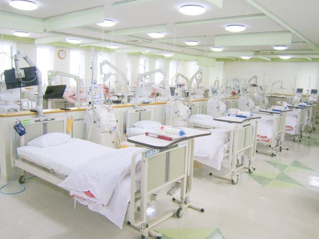 機能訓練室 機能訓練室   明るい照明の下に、ベッド型の機器が整然と並ぶ広い空間です。働く場面を具体的にイメージしやすい設備がそろっています。