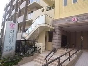 施設の外観と入口  