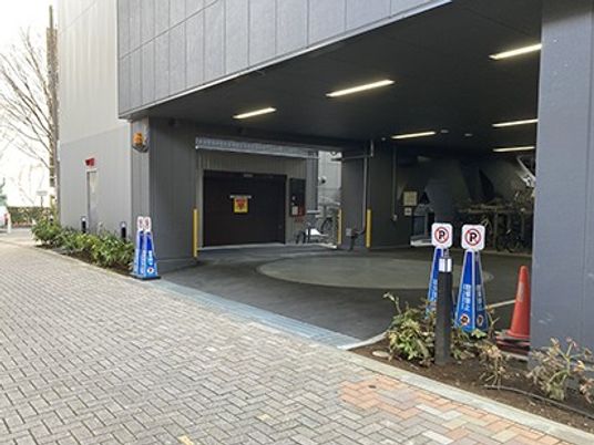 施設の屋外駐車場  