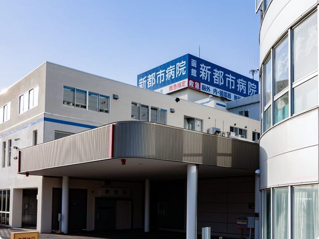 病院の外観 外観   青空の下に、白い壁面と曲線の外装が印象的な建物です。車寄せも見え、出入りしやすい雰囲気です。