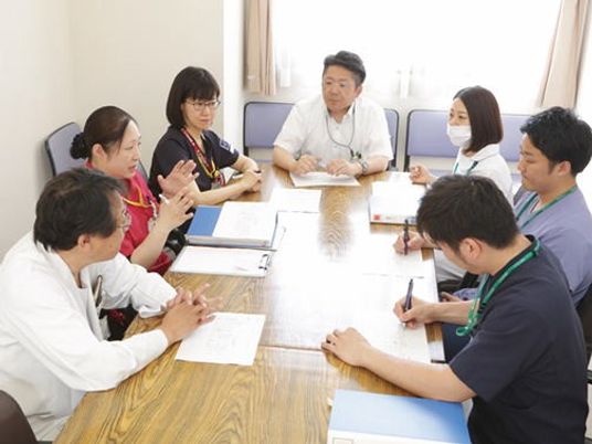 会議中のスタッフが集う部屋  