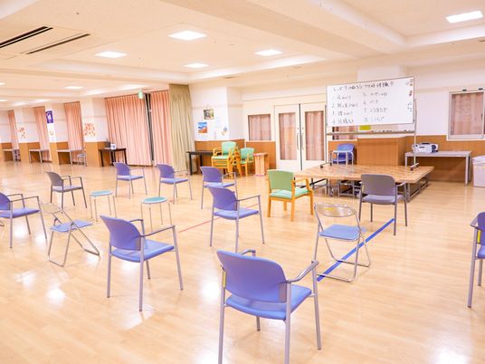 椅子が並ぶ機能訓練室  