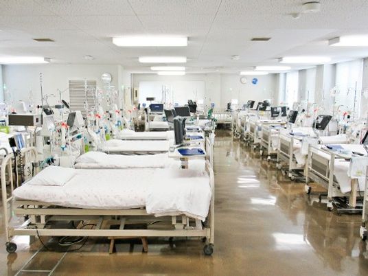 透析ベッドが並ぶ室内  