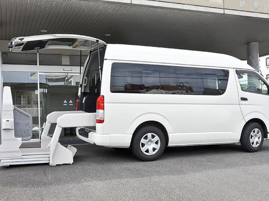 送迎車と昇降機の外観  